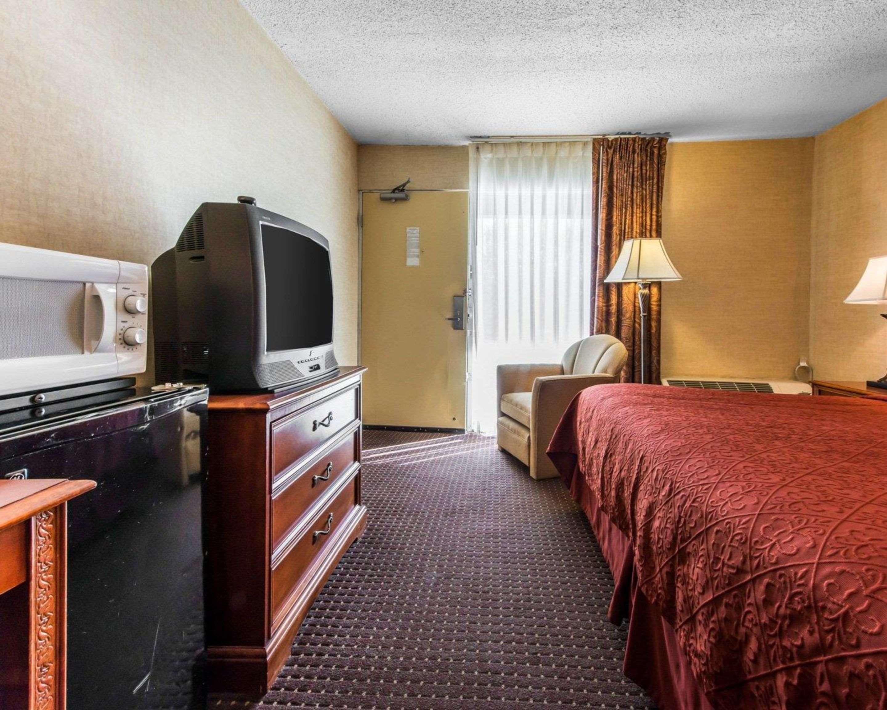 Quality Inn & Suites Conference Center Across From Casino Kearsarge Exterior photo