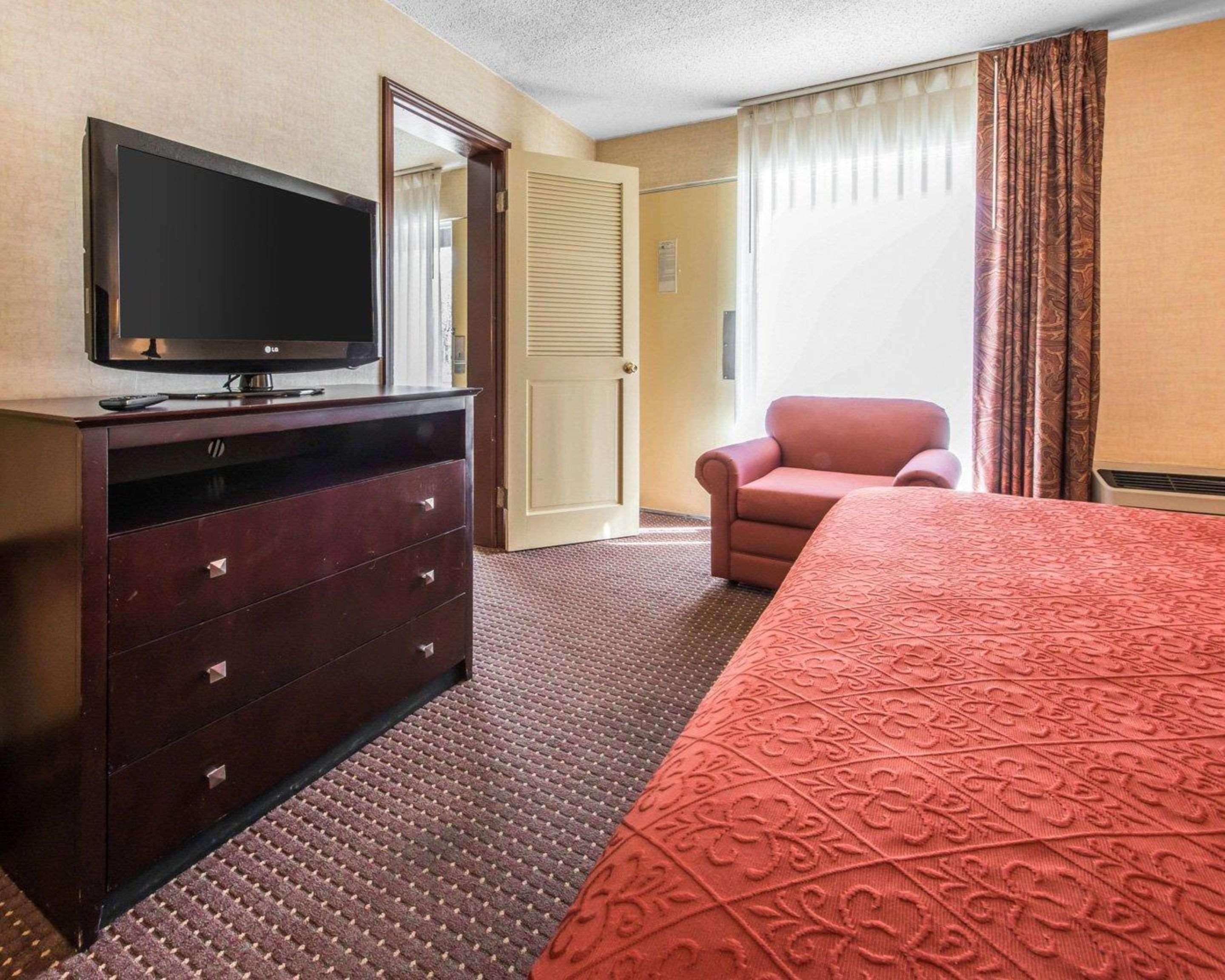 Quality Inn & Suites Conference Center Across From Casino Kearsarge Exterior photo