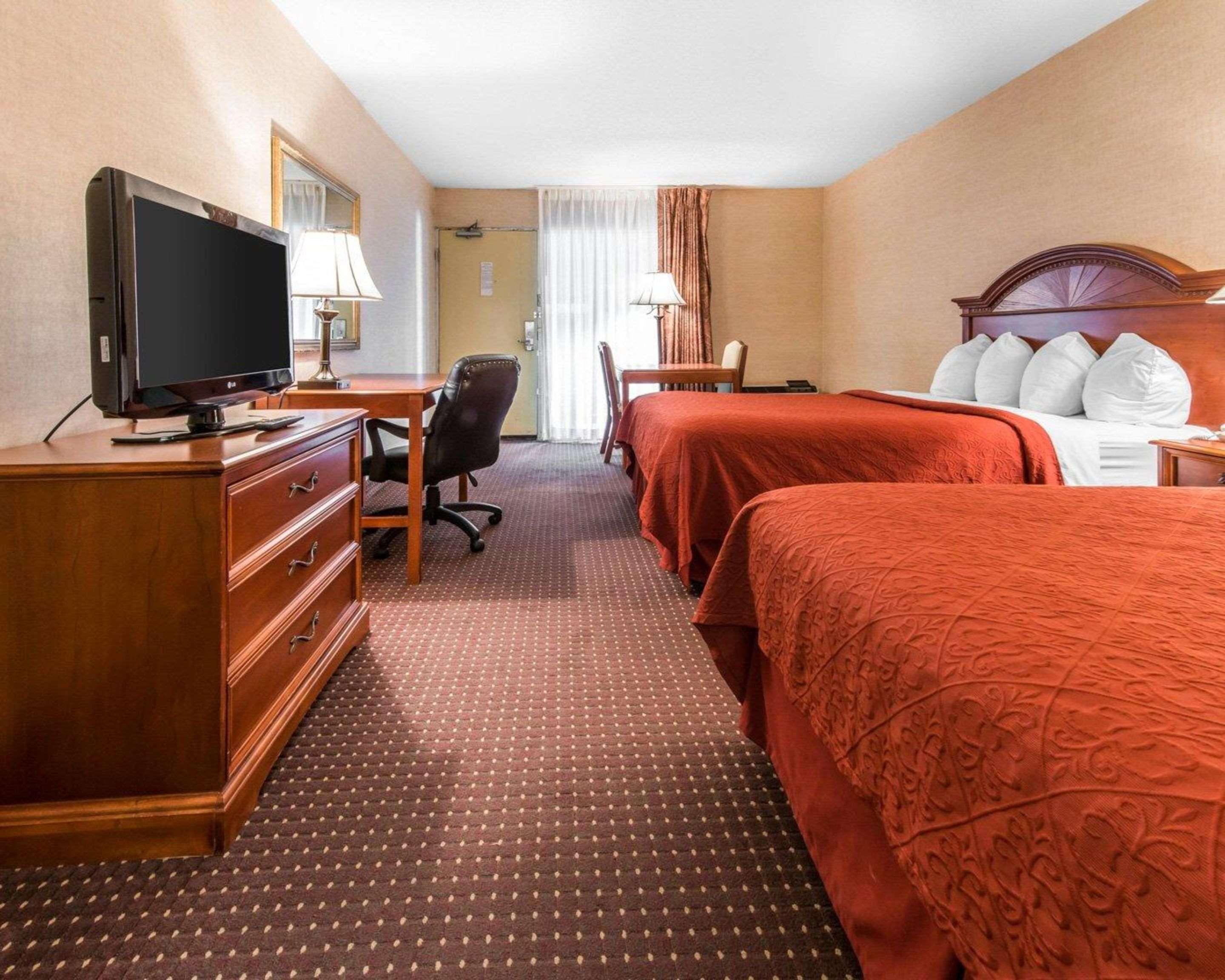 Quality Inn & Suites Conference Center Across From Casino Kearsarge Exterior photo