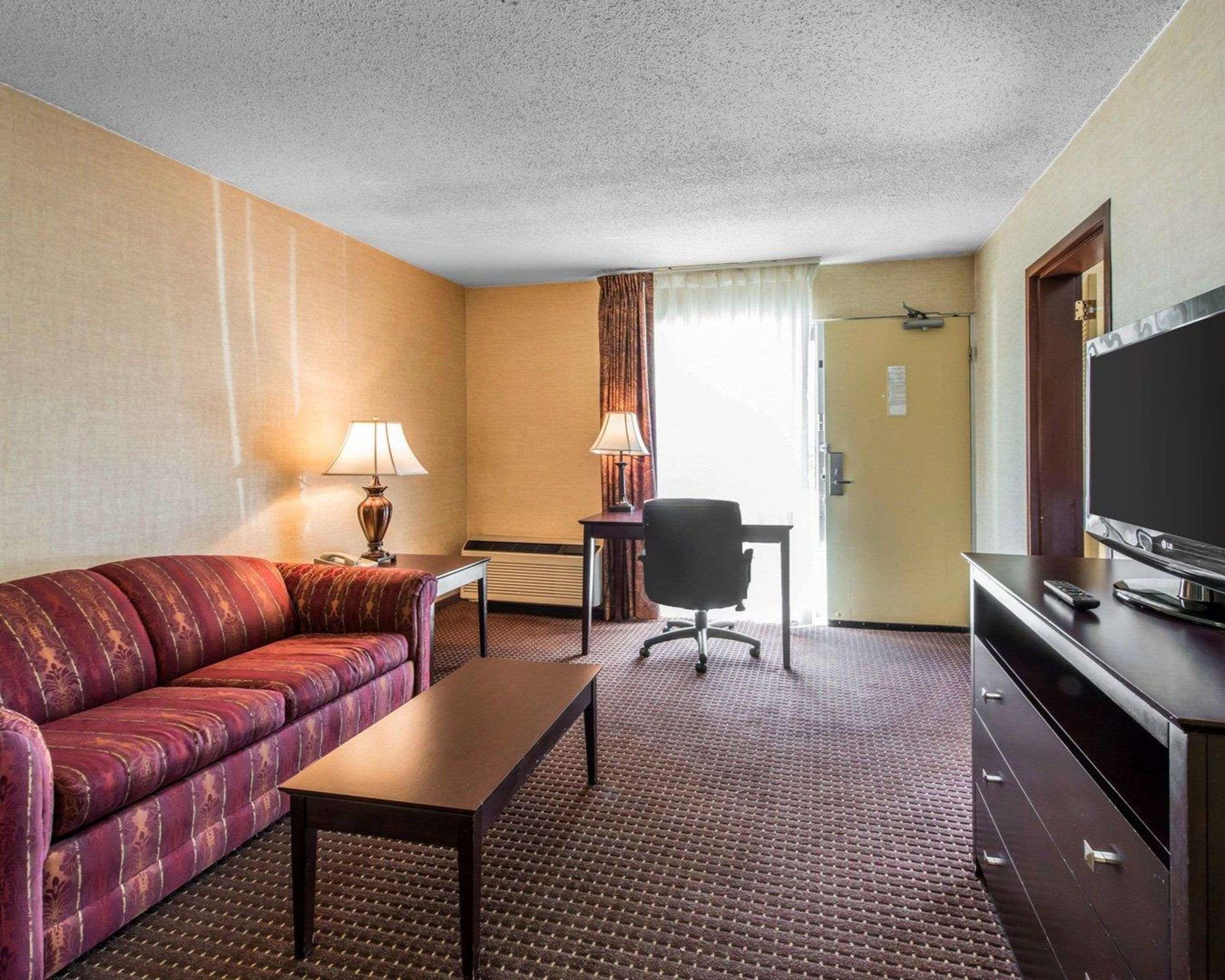 Quality Inn & Suites Conference Center Across From Casino Kearsarge Exterior photo