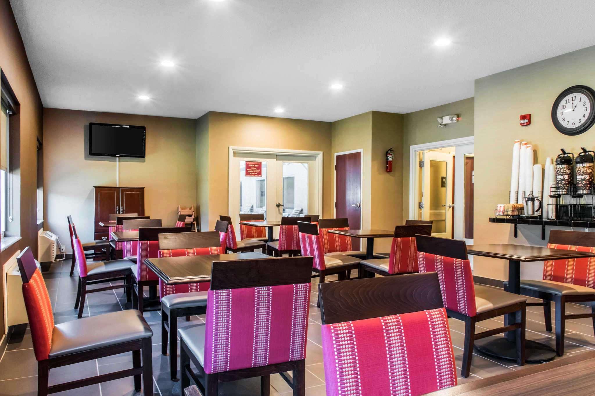 Quality Inn & Suites Conference Center Across From Casino Kearsarge Exterior photo